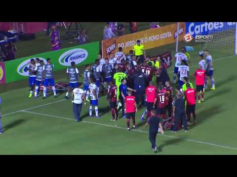 FECHOU O TEMPO! Após expulsão, jogadores de Vitória e Bahia discutem em campo