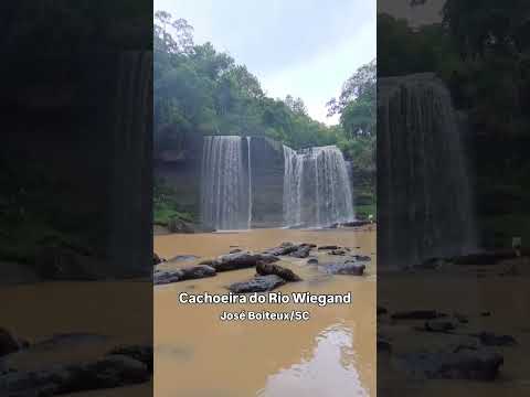 A bela Cachoeira do Rio Wiegand em José Boiteux, no alto vale do Itajaí em Santa Catarina.