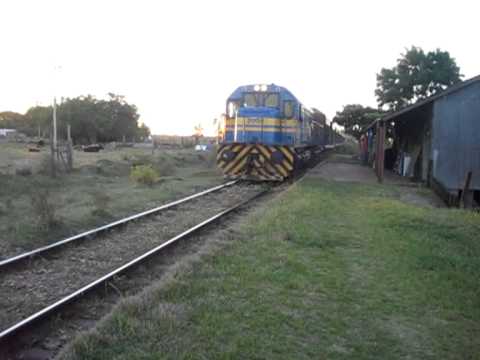 Estacion Ortiz (Lavalleja). Locomotora rumbo a Verdum.wmv
