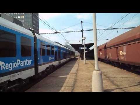 Průjezd nákladního vlaku (ČDC 130.007) a odjezd vlaku Os 6819 - Most, 23. 4. 2013