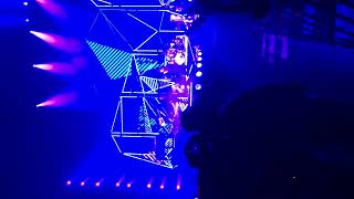 Thomas Rhett Show Opening + &quot;Leave Right Now&quot; live at The Forum in Los Angeles, CA 10/26/18