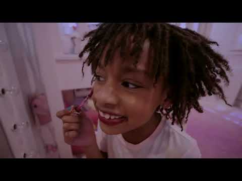 Naiah and Elli Toys Show! Naiah and Elli Elli Sneaks At Bedtime Snacks, Roblox, Candy