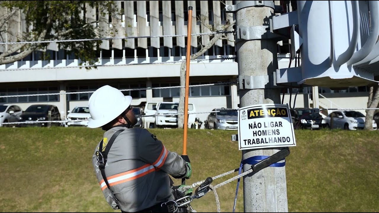 Desenergização da BT. Acesso por escadas. CELESC.