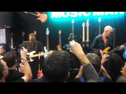 Guy Pratt (of Pink Floyd) and Tony Levin jam "Sledgehammer" at NAMM