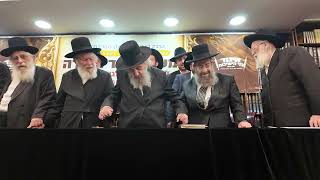 🎼עיני העדה בריקוד סוער לכבוד התורה: מנהיג הדור מרן רבי דוב לנדו יחד עם מרן פוסק הדור הרב זילברשטיין