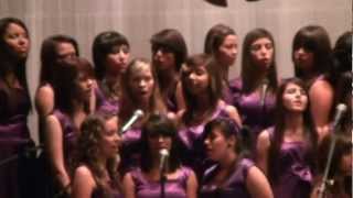 preview picture of video 'Coro de la Escuela de Bellas Artes en la Obra: Mas que un regalo.'