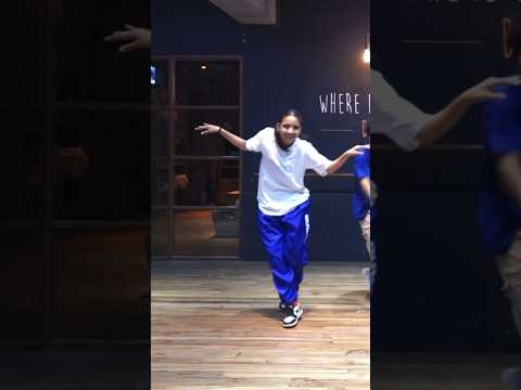 Nazrein milaana nazrein churaana 👀 | Ishika Bisht #ishikabisht #dance  #hiphop #choreography