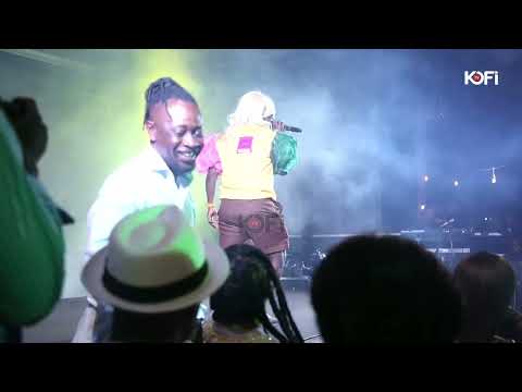 Watch how Dj Azonto sprays Money whiles performing at GMA-Europe