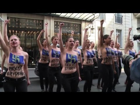 Femen con baffi da Hitler e svastica contro Marine Le Pen