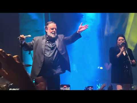 Sara’perche ti amo - Russel Crowe and the gentlemen barbers  Live in @piacenza