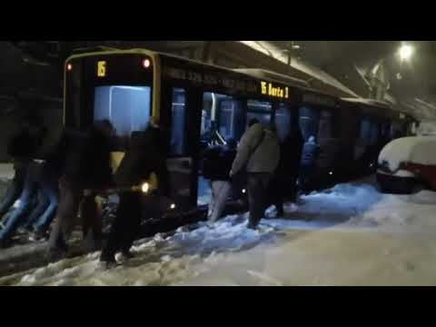 Putnici guraju autobus na liniji 85 od stanice do stanice u Zemunu
