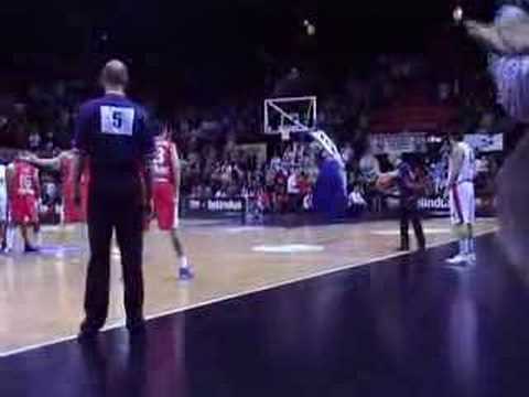 38 15-01-08 BCO-Nymburk - Snelle fout op Jerry Green.mpg