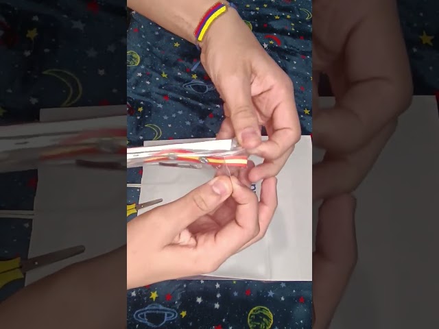 Vídeo relacionado con Real Madrid Bandera filos España tamaño 150x100 centímetros Producto Oficial Adaptada para Poner Palo