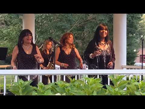 The Shirelles' Shirley Alston Reeves AKA Shirley Owens in NY performing  "Tossing and Turning"