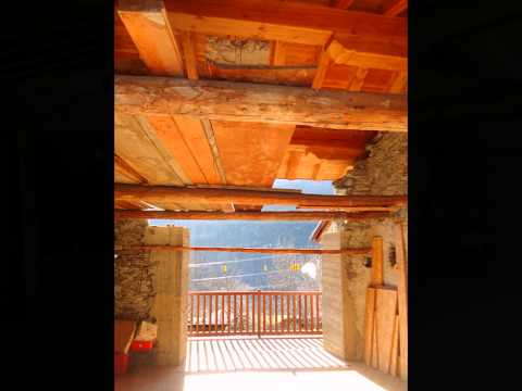 Isigest: La Salle – Echarlod: porzione di vecchio fienile da ristrutturare, con tetto rifatto