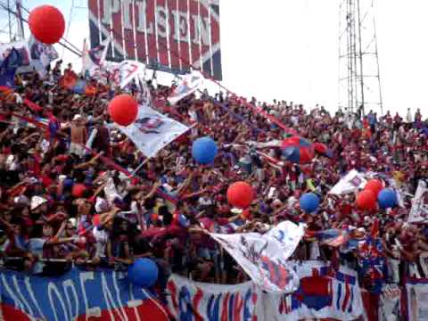 "Vamos ciclón, vamos a ganar... haciendo callar a nuestro hijo. (CERRO EN HD 2010)" Barra: La Plaza y Comando • Club: Cerro Porteño • País: Paraguay