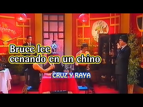 "Bruce Lee cenando en un chino". Cruz y Raya. Juan Muñoz Cómico