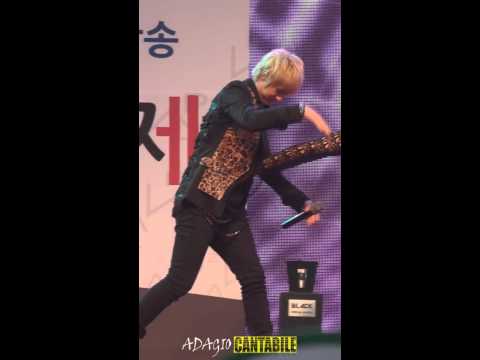 110828 - Seungho's shirt almost lifted up