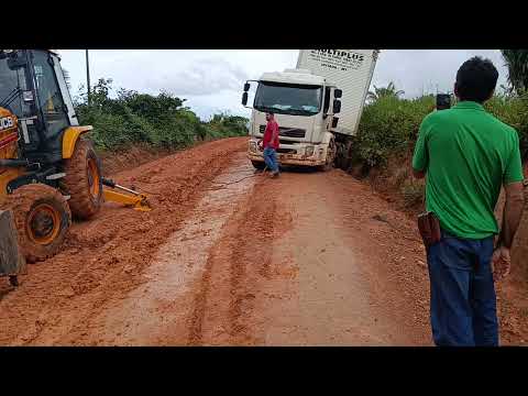 retroescavadeira  descendo de cima de caçamba Strada cotriguaçu mato grosso