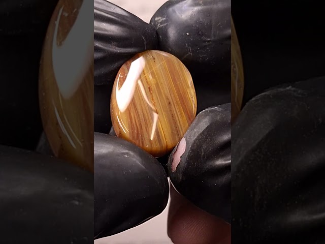 حجر عقيق Color Band بعروق حمراء طبيعي مفحوص و موثق...