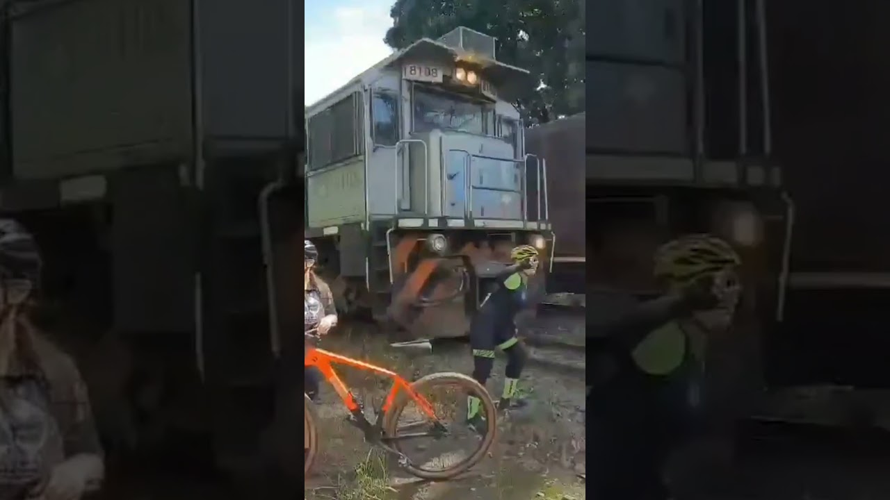 TONTON: Pengendara sepeda yang sedang berfoto selfie tertabrak kereta barang yang melaju kencang #celanapendek
