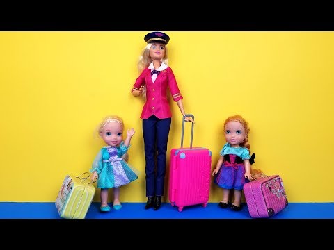 AIRPORT ! Elsa and Anna toddlers - vacation - check in - baggage - suitcases - shopping - Barbie