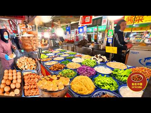 中国街头美食｜保定885便民市场北方面食江湖：水煎包金黄焦脆滋滋作响，千层肉饼爆汁酥香，饸饹面筋道弹牙，油条蓬松酥脆，千里香馄饨鲜香滚烫，鸡蛋灌饼鼓起瞬间焦香四溢！