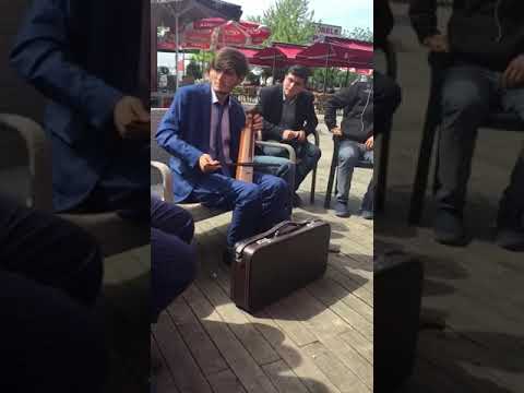 Büyük üstadlar eşliğinde kemençesini konuşturan Kerem Saral