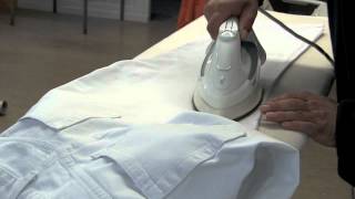 Jeans bügeln-Hose bügeln-Mann bügelt eine Jeans-Anleitung Hose perfekt bügeln