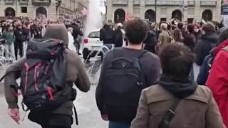 A Torino un'auto bianca accelera tra i manifestanti in piazza Castello