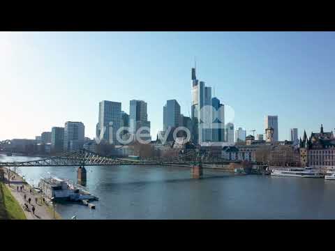 Horizonte e arranha-céus de Frankfurt am Main, o distrito bancário com o rio e o Eisener Ste