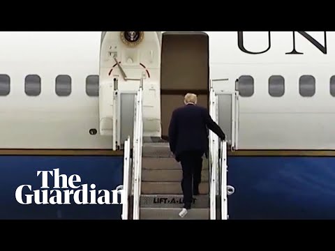 فيديو| حذاء ترامب وورق المرحاض وضعاه في موقف محرج لحظة صعوده الطائرة