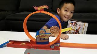 Hot Wheel cars Pizza with Vryan&amp;Axel fun time