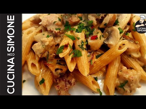 Pasta funghi salsiccia e panna
