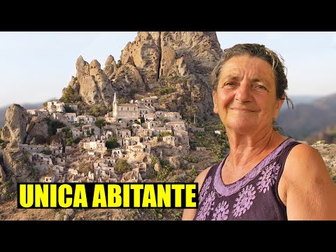 The Former Postwoman Who Has Lived in a Ghost Town for 37 Years - thepillow