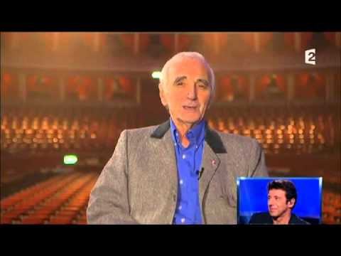 Charles Aznavour s'adresse à Patrick Bruel depuis le Royal Albert Hall à Londres