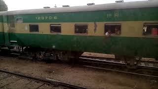 preview picture of video 'Pakistan Railways 4DN Bolan Mail & 10 DN Allama Iqbal Express at Kotri JN'
