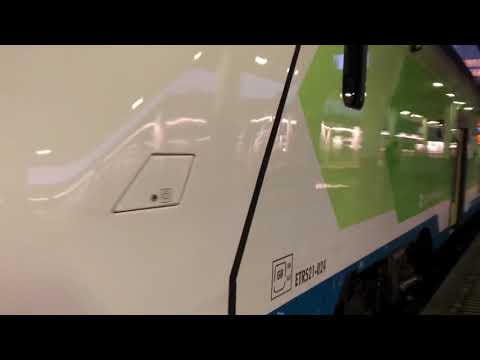 Nuovo treno regionale Caravaggio di Trenord in partenza dal binario 13 di Milano Porta Garibaldi