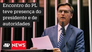 Bolsonaro: “Embrulha o estômago jogar nas quatro linhas”