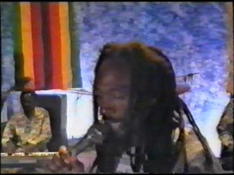 Thomas Mapfumo & the Blacks Unlimited - Zimbabwe-Mozambique (video ZBC)