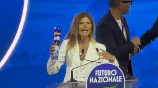 Laura Ravetto e lo "strano" elogio del merito dal palco dell'assemblea di Futuro Nazionale. E sca...