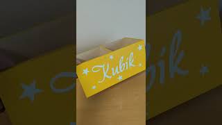 Organizér na tužky se jménem žlutý, bílé písmo