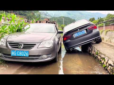 Experts pass each other on narrow rural roads #Passing on narrow rural roads #Single-sided bridge