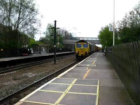 Freightliner 66524 roars through Fitzwilliam (15/04/2009)
