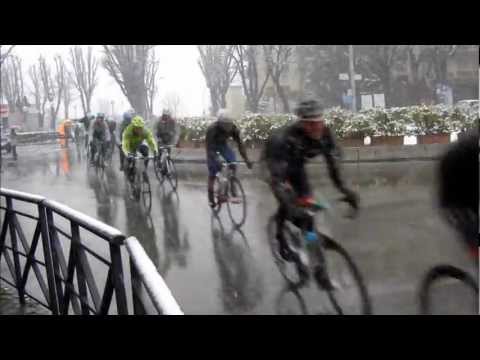 Milano-Sanremo 2013 (1/4): il gruppo transita ad Ovada sotto la neve