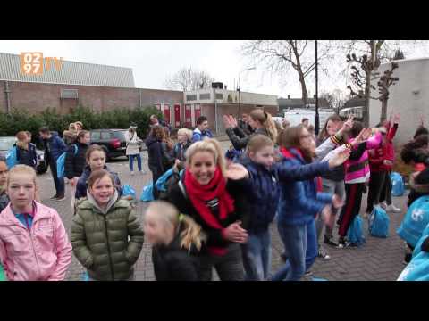 0297 TV - Basisschoolkinderen lopen zes kilometer met zes liter water