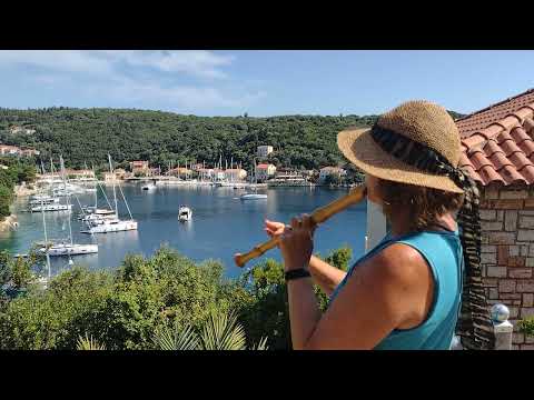 Blick über den wundervollen Ort Kioni auf Ithaka mit musikalischer Begleitung