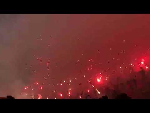 "Esta hinchada es mágica !!! America y barón rojo sur !!" Barra: Baron Rojo Sur • Club: América de Cáli