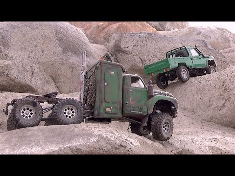 6X6 vs 4X4 lets crawl Scale Town - RC CWR