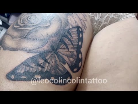 tatuagem de borboleta com rosas Leo Colin Colin Tattoo